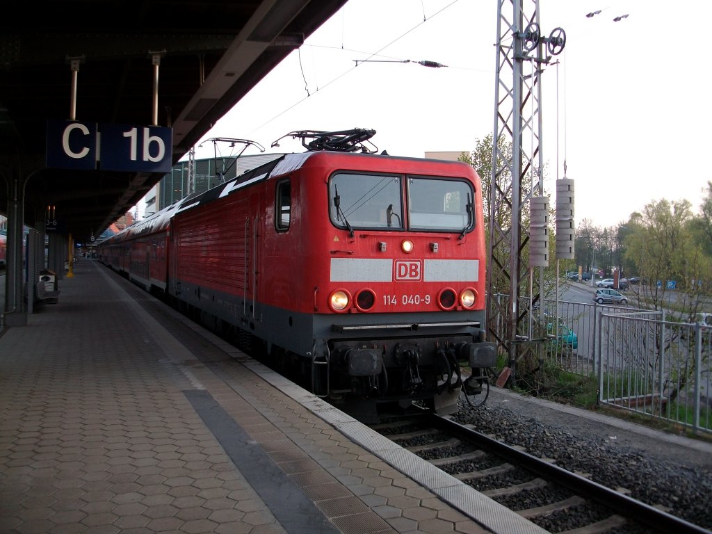 114 040 mit RE Stralsund-Hohenleipisch am 01.Mai 2010 vor der Abfahrt in Stralsund.