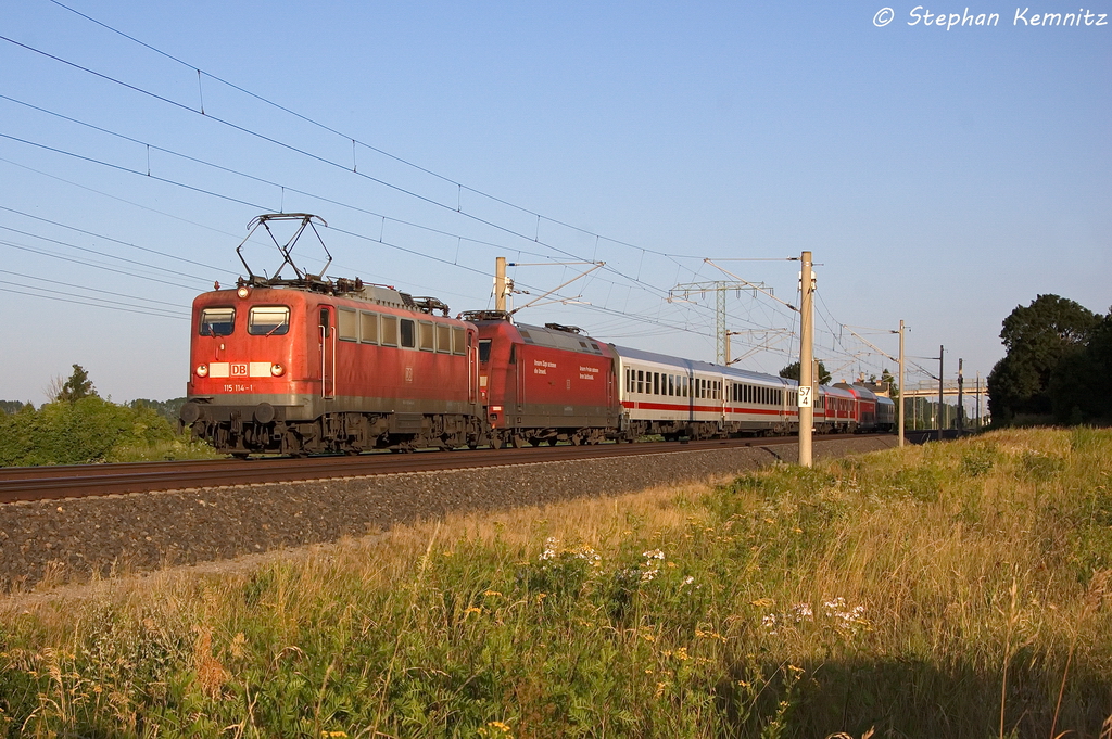 115 114-1 mit dem PbZ 2456 von Berlin-Lichtenberg nach Hamburg-Langenfelde in Vietznitz. Am Haken hatte sie die 101 119-6, ein paar IC-Wagen, einen n-Wagen und einen Dostos der Sdostbayernbahn. 23.07.2013