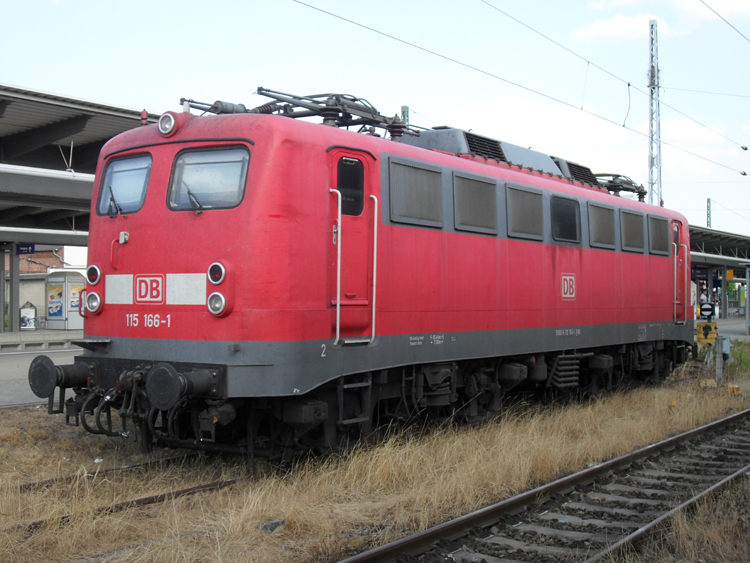 115 166-1 wartet am 16.07.10 im Rostocker Hbf auf ihren nchsten Einsatz.