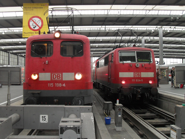 115 198-4 und 111 034-5 stehen am 11.08.10 im Hauptbahnhof Mnchen.