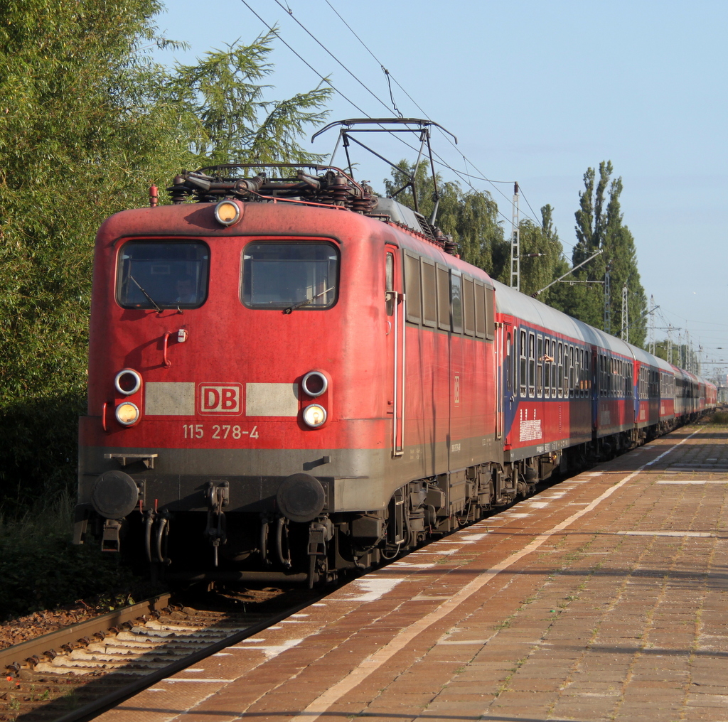 115 278-4 mit Sonderzug 2680 von Warnemnde nach Berlin-Lichtenberg bei der Durchfahrt um 07.30 Uhr im S-Bahnhof Rostock-Holbeinplatz.18.07.2013