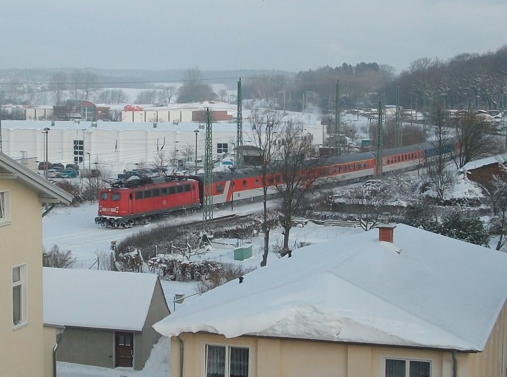 115 278 mit dem wieder fahrenden EC 379 Binz-Brno am 27.Dezember 2010 bei der Einfahrt in Bergen/Rgen.