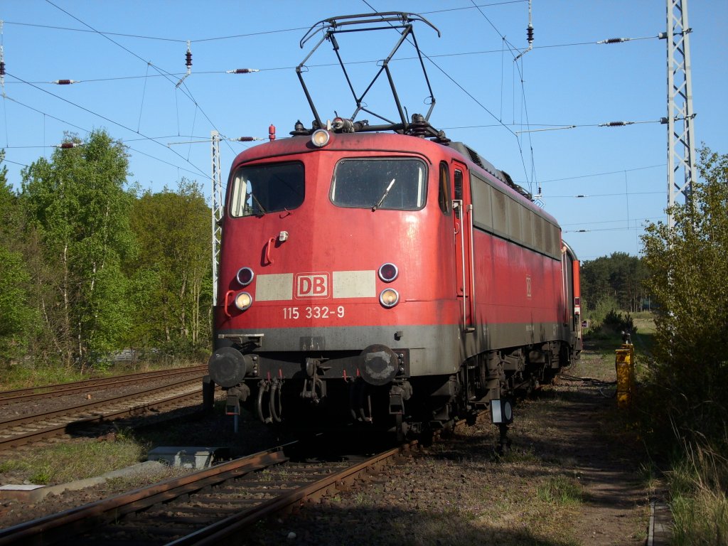 115 332 verlie am Morgen vom 09.Mai 2009 das Abstellgleis in Binz um den EC 379 Binz-Brno am Bahnsteig bereitzustellen.
