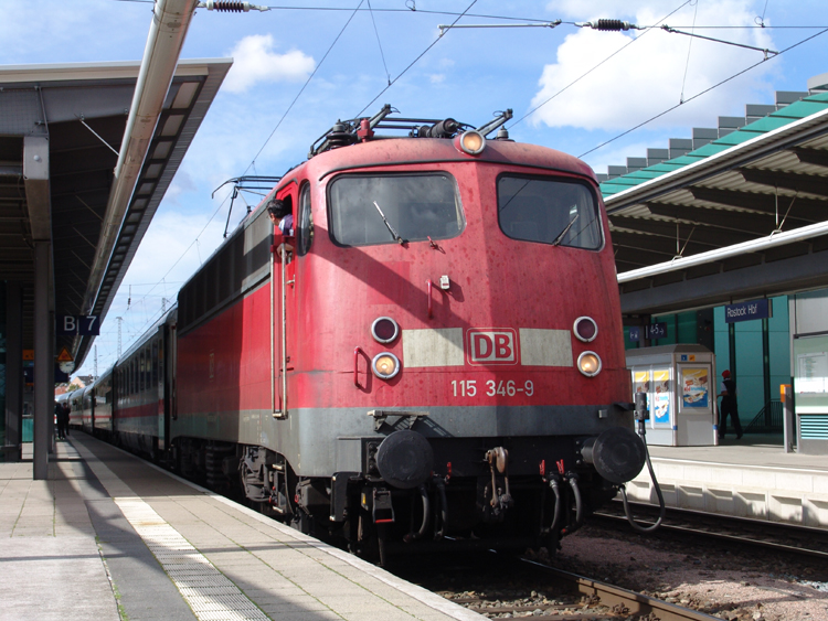 115 346-9 mit IC1861 von Hamburg-Altona Richtung Seebad Heringsdorf/Ostseebad Binz kurz vor der Ausfahrt im Rostocker Hbf(03.09.10)