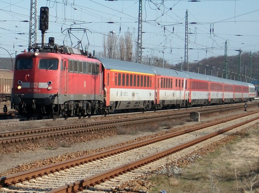 115 350 und der EC 379 Binz-Brno am 02.April 2010 in seiner ganzen Lnge bei der Ausfahrt aus Bergen/Rgen.