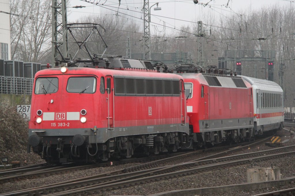 115 383-2+120 113-6 mit PbZ 2453 von Hamburg-Langenfelde nach Dortmund Bbf bei der Durchfahrt im Hamburger Hbf.10.03.2012