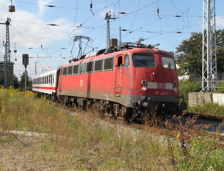 115 448-3 mit IC1961/1963 von Hamburg-Altona nach Ostseebad Binz inklusive drei Kurswagen nach Seebad Heringsdorf bei der Ausfahrt im Rostocker Hbf.02.09.2011