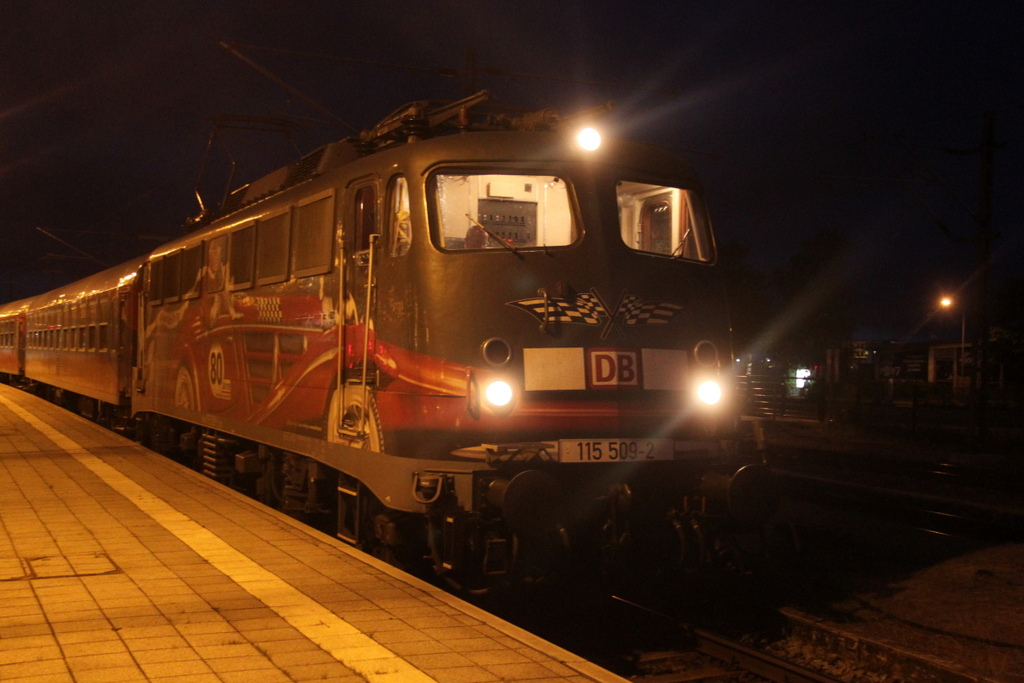 115 509-2 mit Sonderzug 2680 von Warnemnde nach Berlin-Lichtenberg kurz nach der Ankunft in Warnemnde Aufgenommen am 11.08.2013