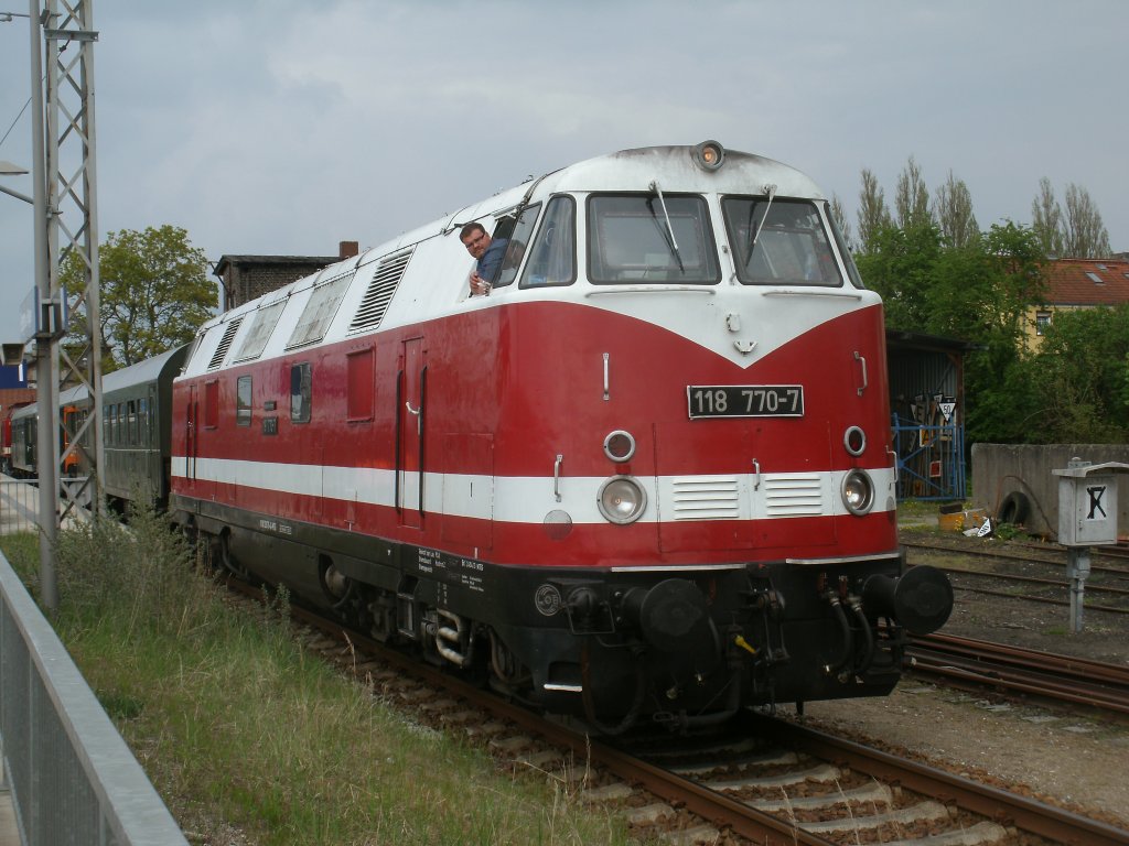 118 770-7 als Zuglok vor dem PRE 81277 Bergen/Rgen-Lauterbach Mole,am 11.Mai 2013,in Bergen/Rgen.