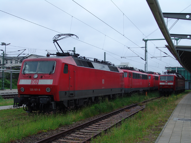 120 107-8 abgestellt im Rostocker Hbf.(22.06.07)