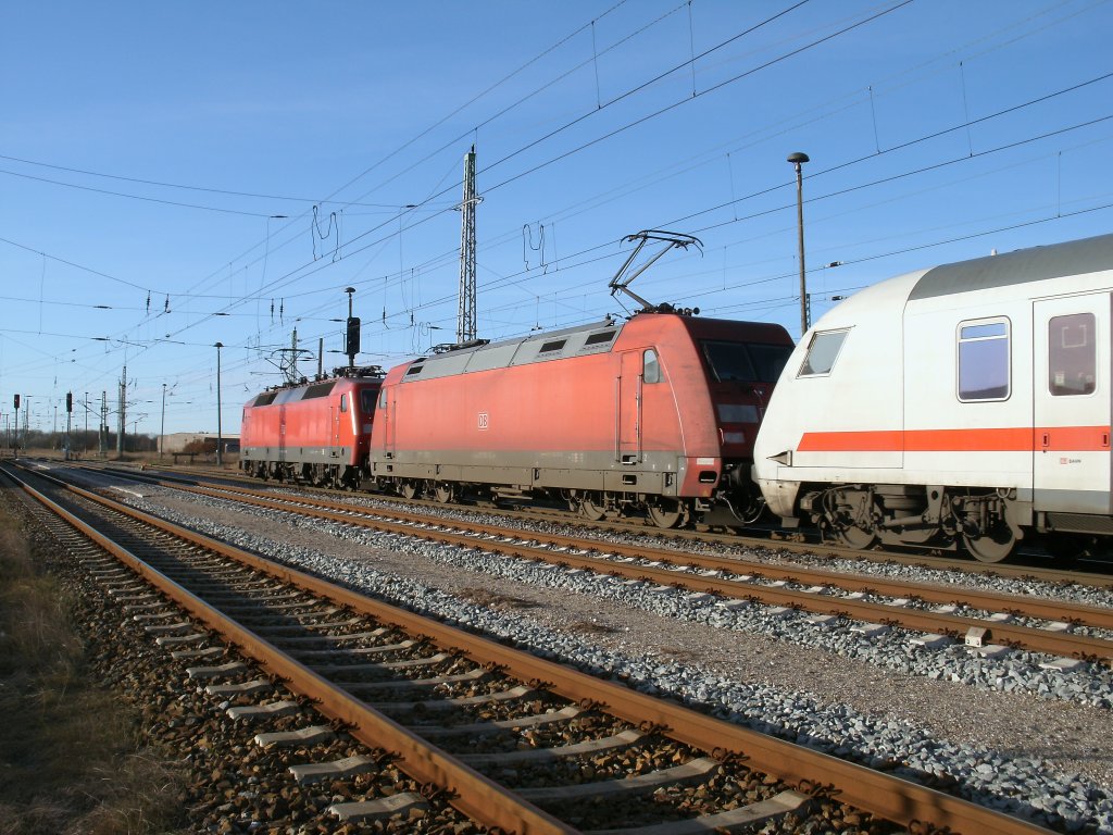 120 118-5+101 092-5 vor dem Steuerwagen am IC 2213 Binz-Stuttgart am 15.Januar 2012 bei der Ausfahrt aus Bergen/Rgen.