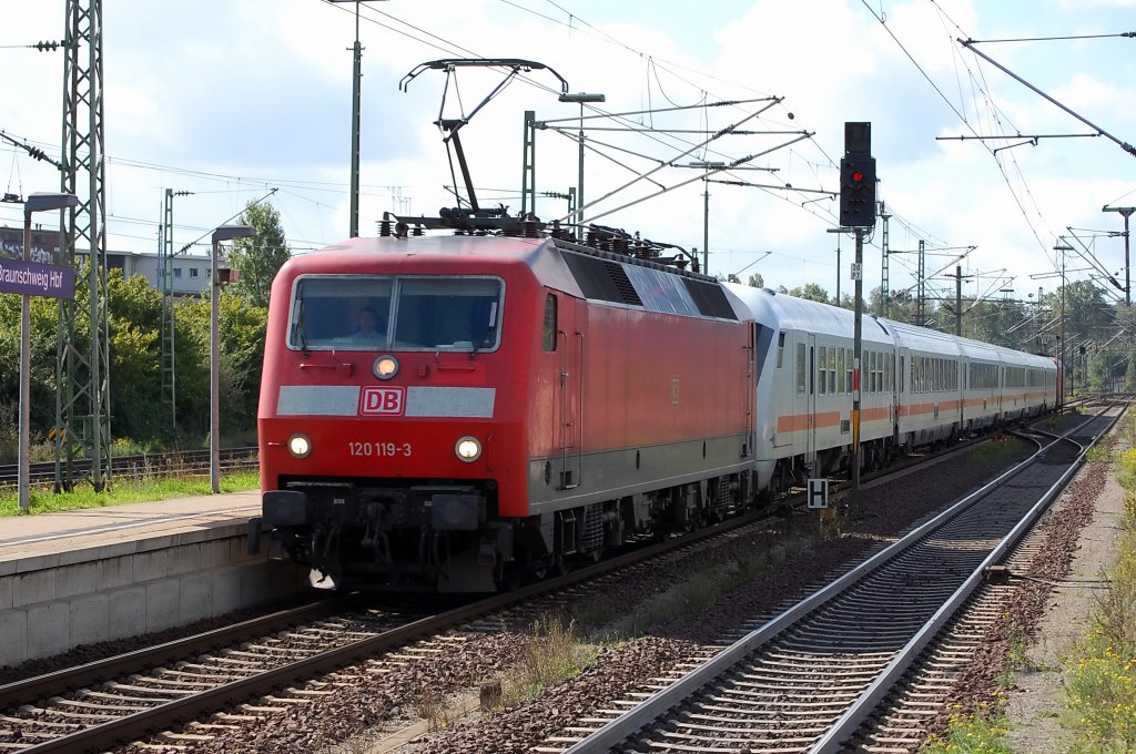 120 119-3 mit dem IC 2037 Leipzig Hbf in Braunschweig, geschoben hat die 101 069-3. 16.09.2010