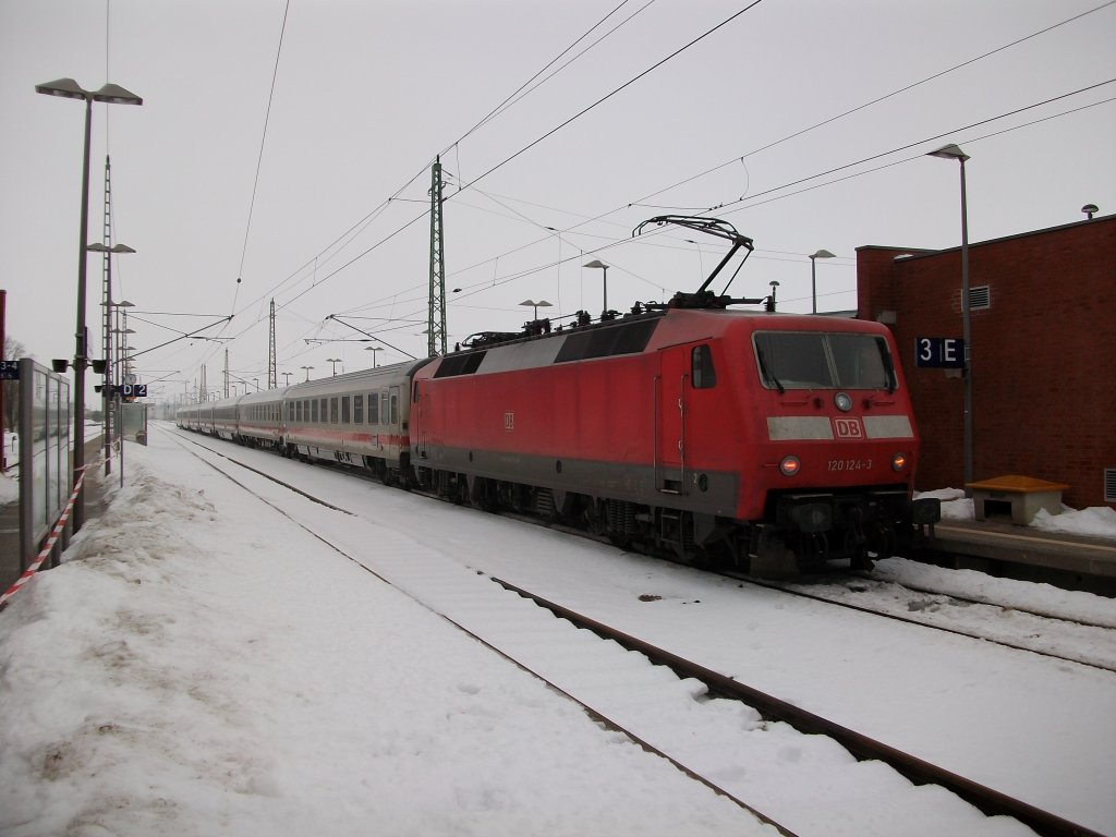 120 124 mit dem IC Binz-Frankfurt/Main Hbf am 04.Januar 2011 in Bergen/Rgen.