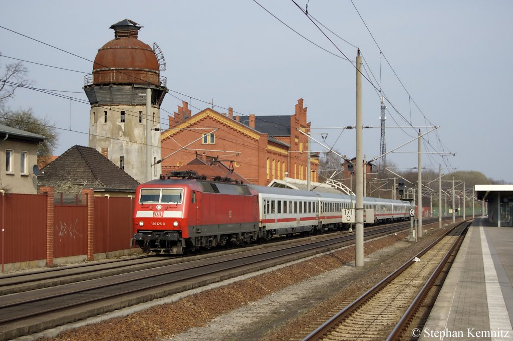 120 125-0 mit dem IC 1919 von Berlin Sdkreuz nach Kln Hbf in Rathenow. 03.04.2011
