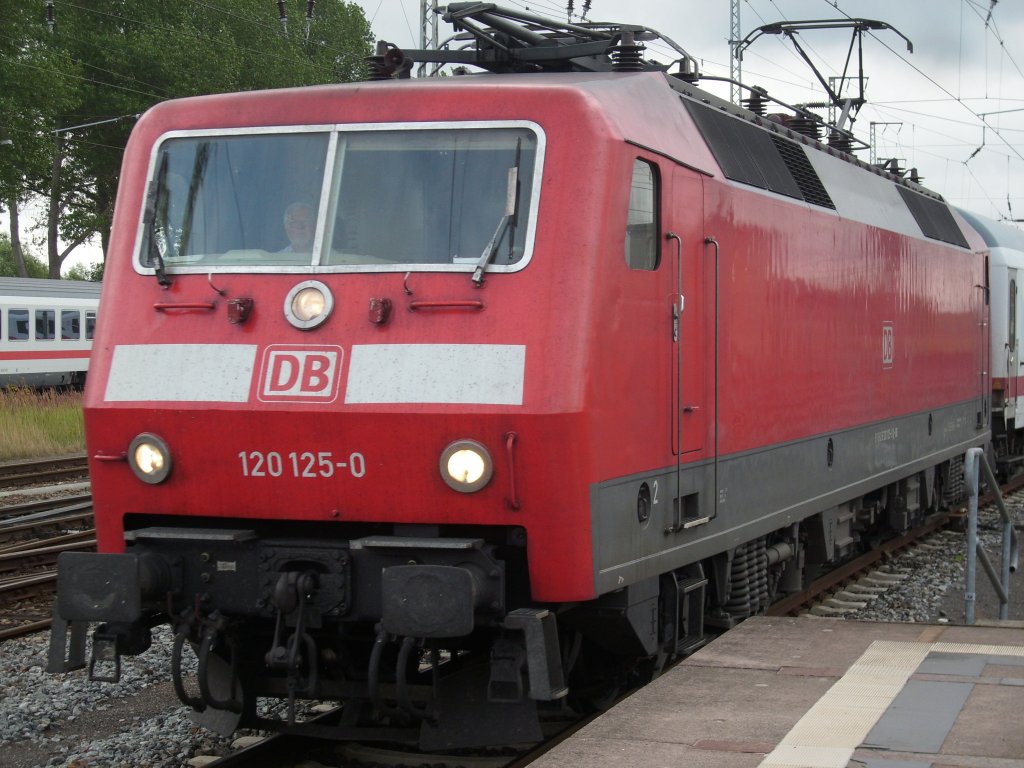 120 125 bei der Einfahrt in Stralsund am 25.Juli 2009.