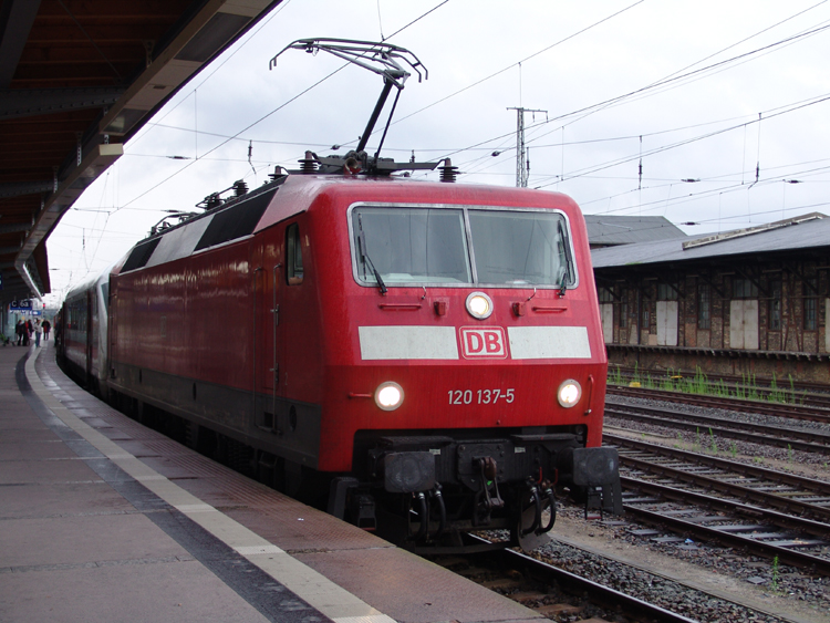 120 137-5 mit IC 2387 von Stralsund Richtung Hamburg Hbf kurz vor der Ausfahrt im Bahnhof Stralsund.(28.08.10)