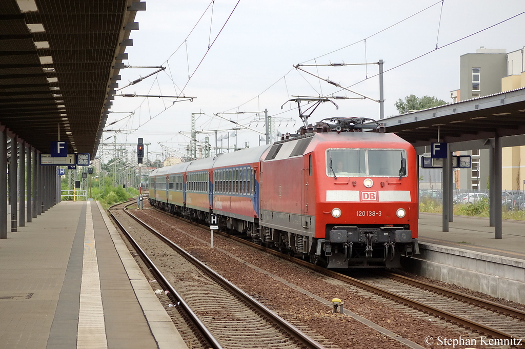 120 138-3 bringt die leer Garnitur des DZ 2861 von Berlin-Lichtenberg nach Potsdam Hbf. 20.07.2011