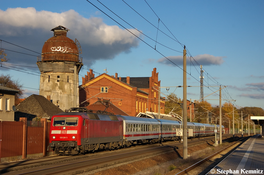 120 138-3 mit dem IC 1919 von Berlin Sdkreuz nach Kln Hbf in Rathenow. 28.10.2012 