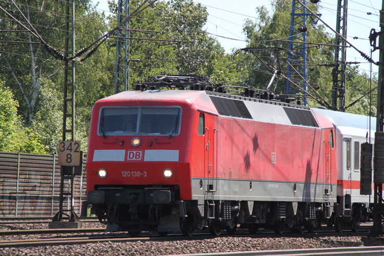 120 138-3 mit IC bei der Einfahrt im Bahnhof Hamburg-Harburg.(04.06.2011)