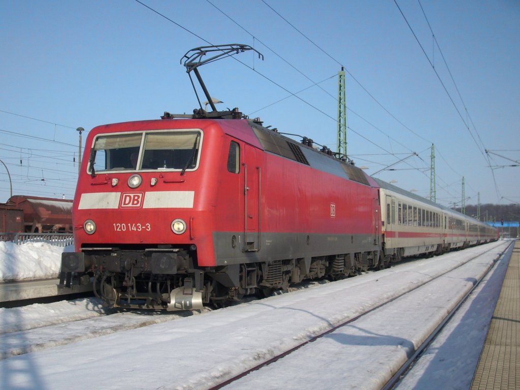 120 143 mit dem IC Binz-Karlsruhe im verschneiten Bahnhof Bergen/Rgen am 20.Februar 2010.