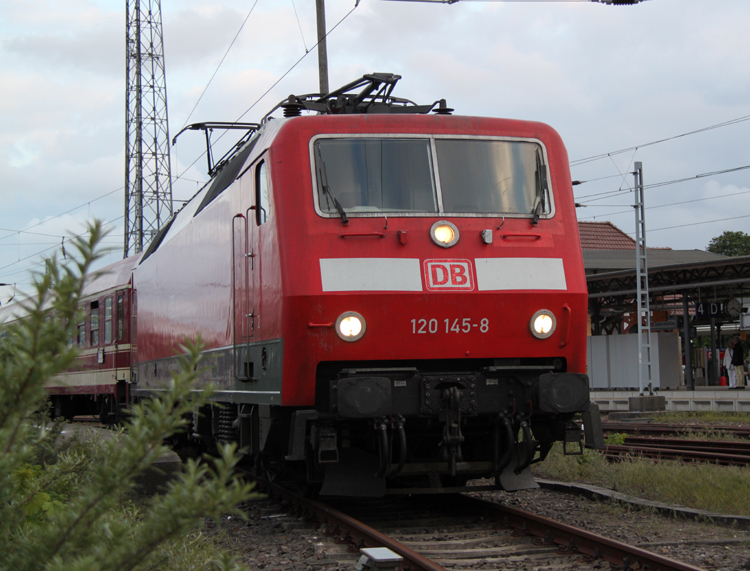 120 145-8 im Bahnhof Warnemnde.(27.05.2011)