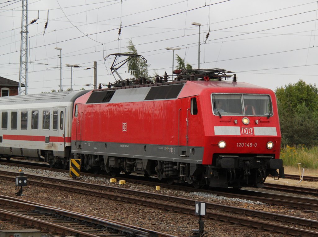 120 149-0 mit IC 1961 von Hamburg-Altona nach Stralsund Hbf bei der Einfahrt im Rostocker Hbf.10.08.2012