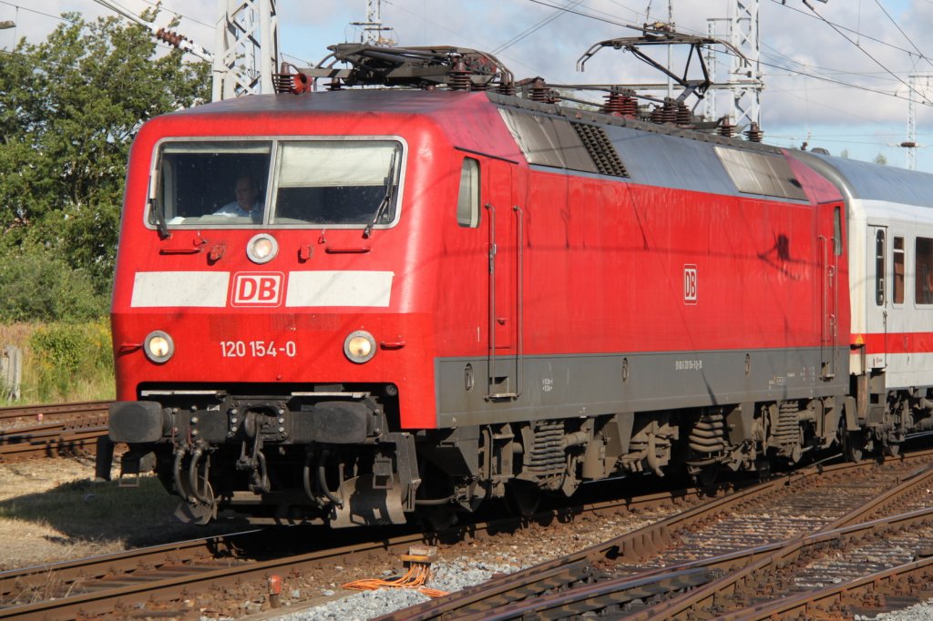 120 154-0 mit IC 2801 von Rostock Hbf nach Leipzig Hbf bei der Ausfahrt im Rostocker Hbf.Grund war der Teilausfall vom ICE 1611 bis Leipzig Hbf.11.08.2012