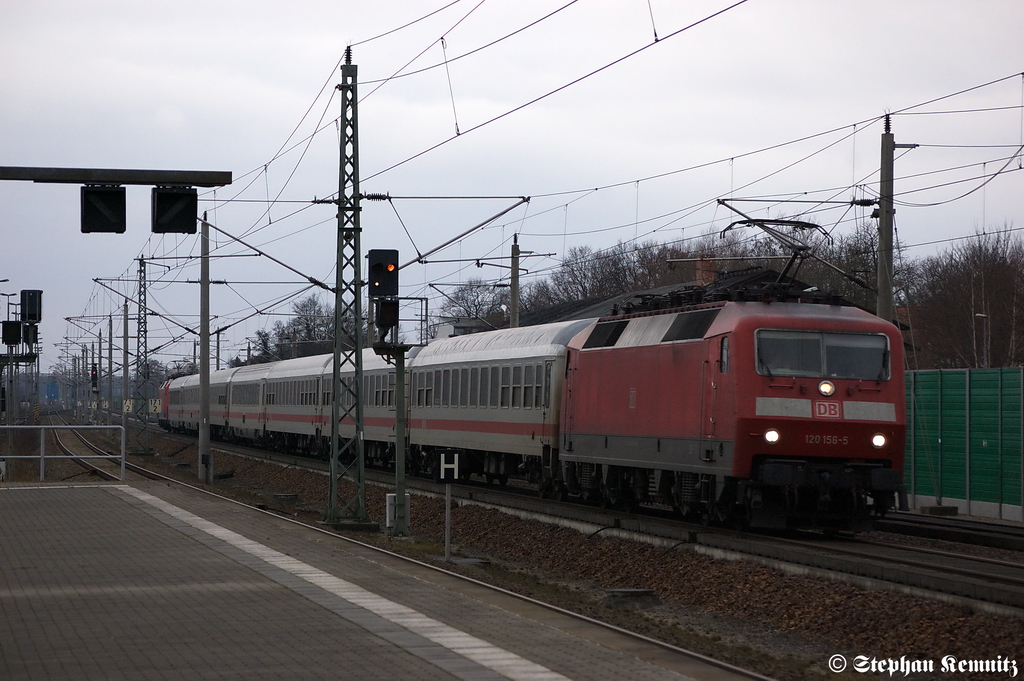 120 156-5 mit dem IC 2803 fr ICE 847 von Hamm(Westf) nach Berlin Ostbahnhof in Rathenow. Am Zugende schiebt die 120 157-3. 17.01.2012