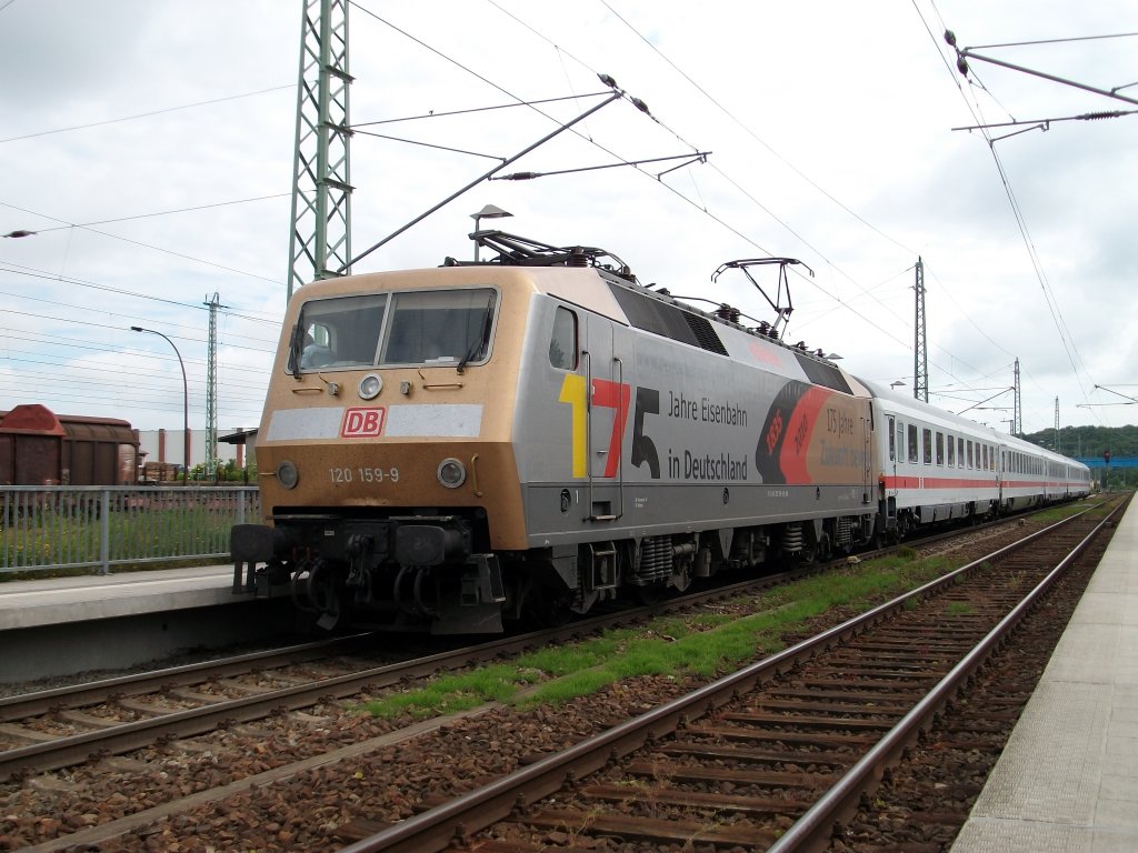 120 159 am 23.Juni 2010 mit dem IC 2356 Binz-Dsseldorf beim Halt in Bergen/Rgen.