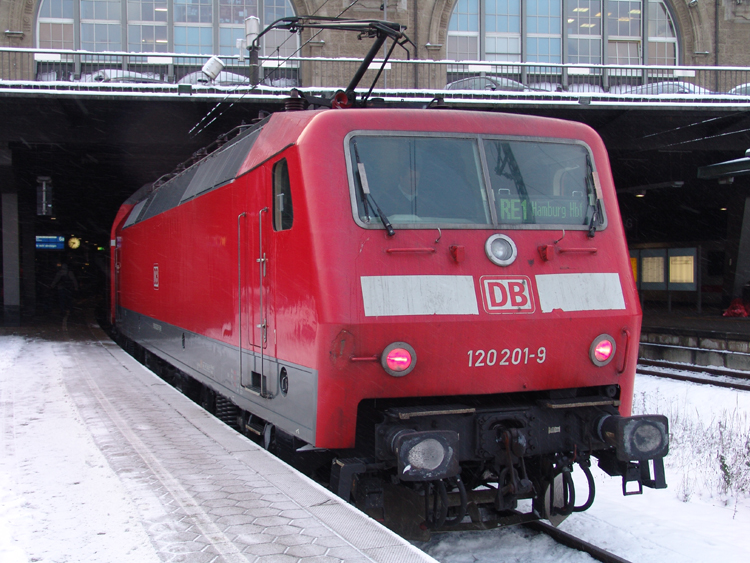 120 201-9 hatte am 18.12.10 noch 1 Stunde Pause im Hamburger Hbf bevor es mit RE4309 von Hamburg Hbf Richtung Rostock Hbf zurck ging.