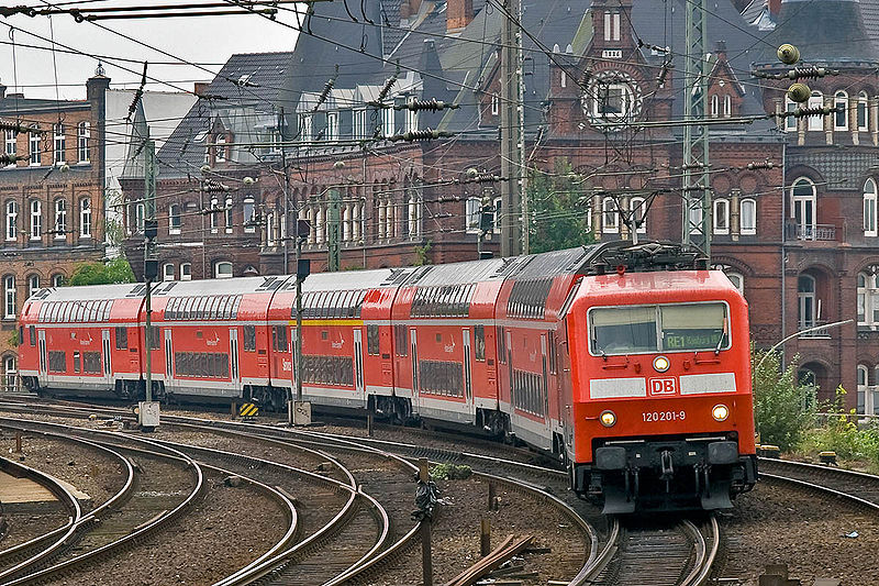 120 201-9 mit RE 33006 von Rostock Hbf Richtung Hamburg Hbf bei der Einfahrt im Hamburger Hbf.Ankndigung fr die Bahntour nach Hamburg