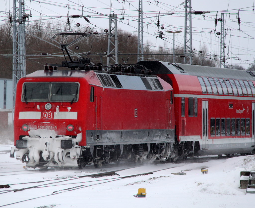 120 201-9 mit RE4309 von Hamburg Hbf nach Rostock Hbf bei der Einfahrt im Rostocker Hbf.10.03.2013