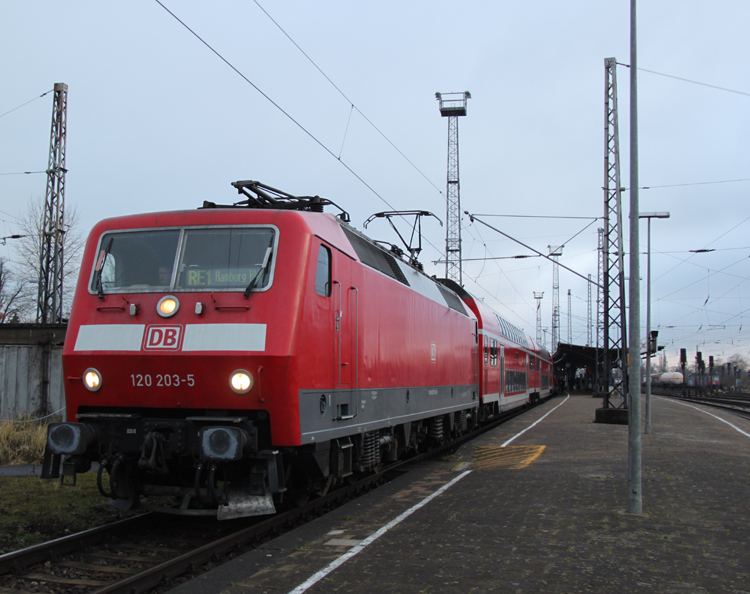 120 203-5 mit RE 4306 von Rostock nach Hamburg Hbf kurz nach der Ankunft im Bahnhof Bad Kleinen.19.12.2011