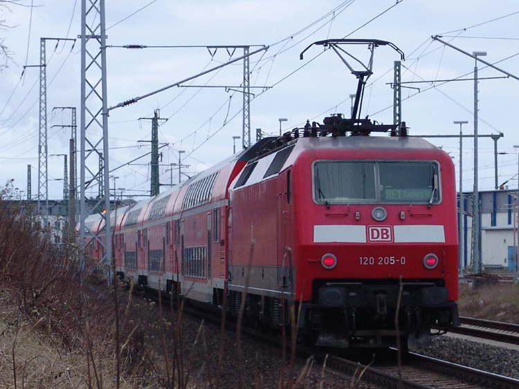 120 205-0 mit RE 4307 von Hamburg Hbf Richtung Rostock Hbf bei der Einfahrt im Rostocker Hbf.(19.02.2011)