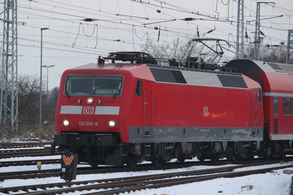 120 206-8 mit RE 1 von Rostock Hbf nach Hamburg Hbf bei der Ausfahrt im Rostocker Hbf.18.01.2013