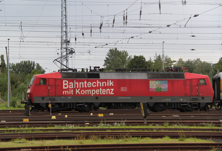 120 502-0 mit Gleismesszug der DB Netz Instandhaltung abgestellt im Rostocker Hbf.(30.08.2011)