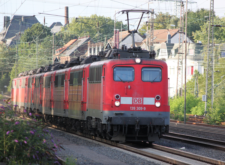139 309-9 mit Lokzug 69571 von Seelze Richtung Opladen bei der Durchfahrt im Bahnhof Solingen.Aufgenommen am 30.08.10