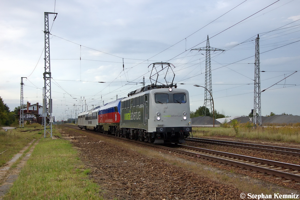 139 558-1 Rail Adventure mit der 29008 der HHPI, dem LuXon Wagen und mit dem Postwagen der Rail Adventure in Satzkorn und fuhr in Richtung Golm weiter. Die 29008 und die zwei Wagen wurde auf der InnoTrans 2012 in Berlin gezeigt. 25.09.2012