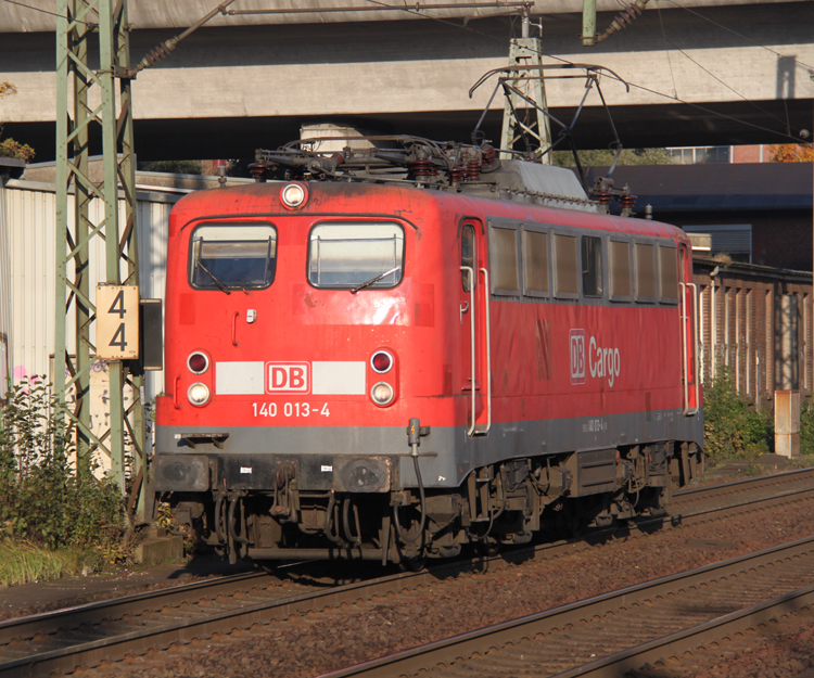 140 013-4 auf Solo-Fahrt Richtung Maschen im Bahnhof Hamburg.Harburg.22.10.2011