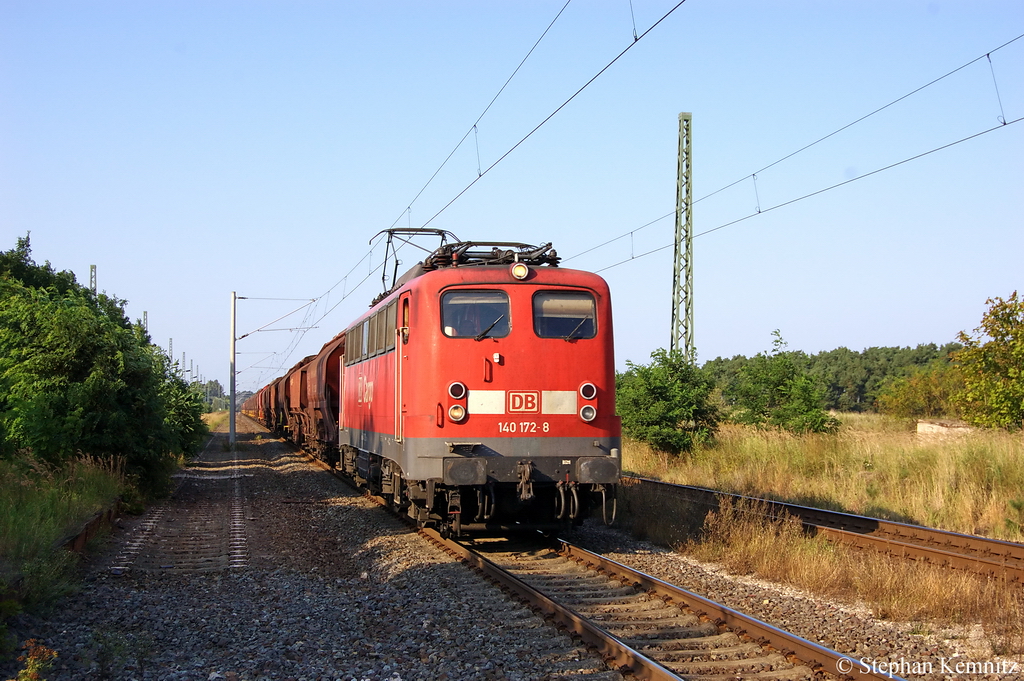 140 172-8 mit dem Kalizug in Demker auf dem Weg zu den Kaliwerke in Zielitz. 26.08.2011