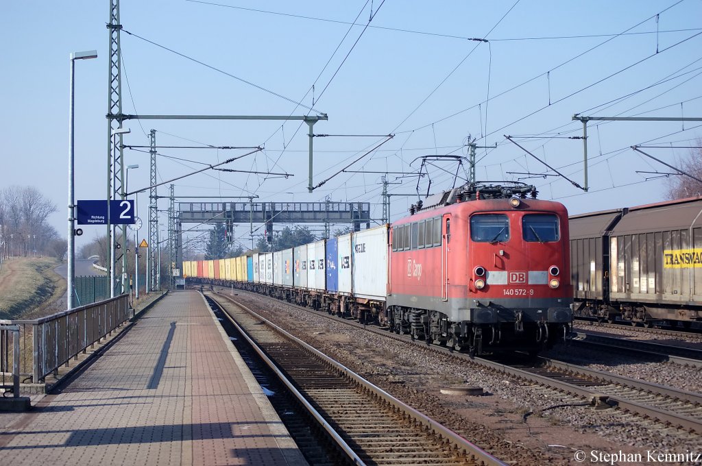 140 572-9 mit einem Containerzug in Niederndodeleben und ist in Richtung Magdeburg unterwegs. 01.03.2011