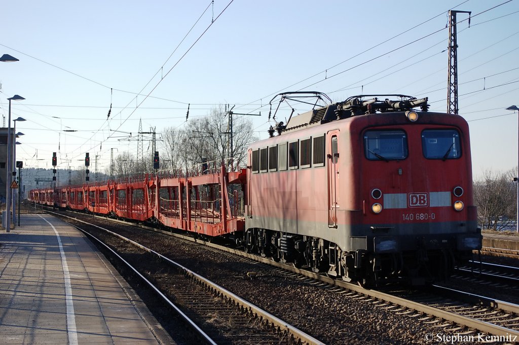 140 680-0 mit leeren Autotransportzug in Saarmund. 08.03.2011