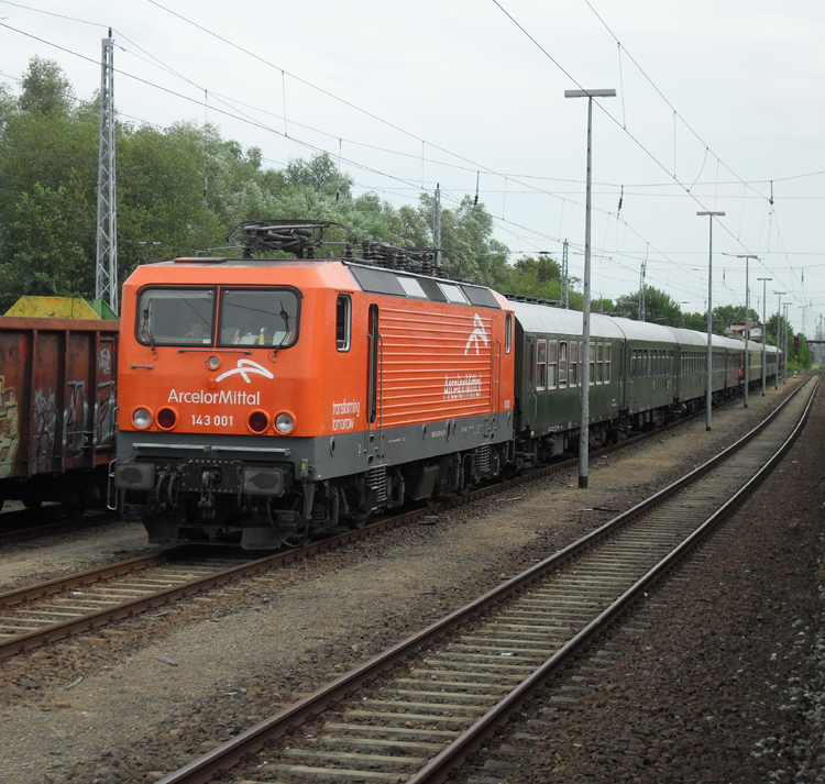143 001-6 wartet mit ihrem Sonderzug von Warnemnde Richtung Cottbus auf die Ausfahrt im Bahnhof Rostock-Bramow.(07.08.10)