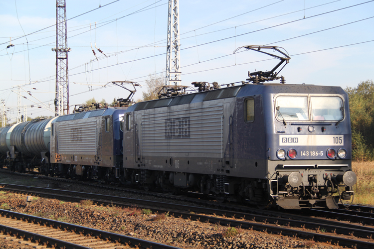 143 186-5+143 941-3 mit Kesselzug von Rostock-Seehafen nach Stendell bei der Ausfahrt in Rostock-Dierkow.02.10.2011