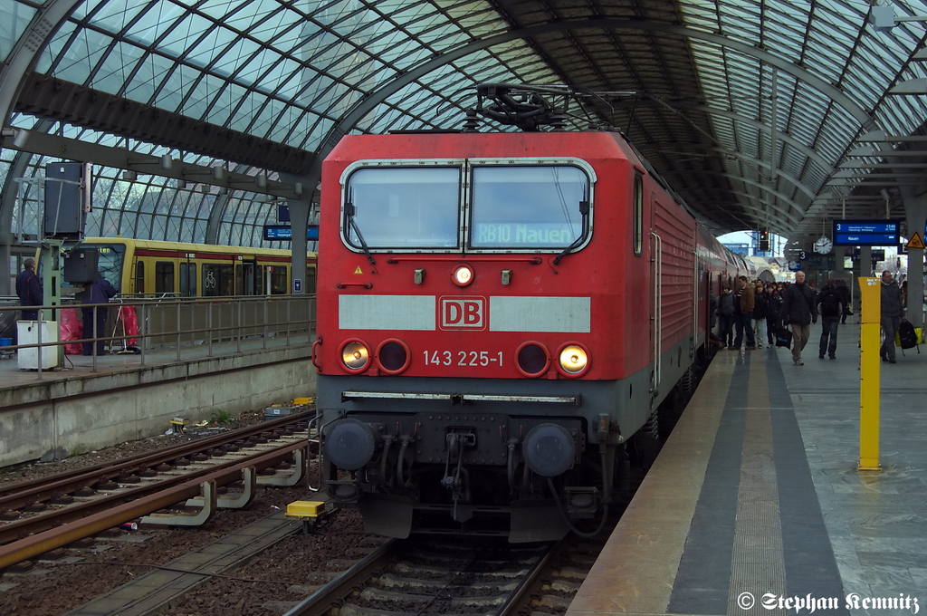 143 225-1 mit der RB10 (RB 18966) von Berlin Hbf (tief) nach Nauen in Berlin-Spandau. 20.12.2011