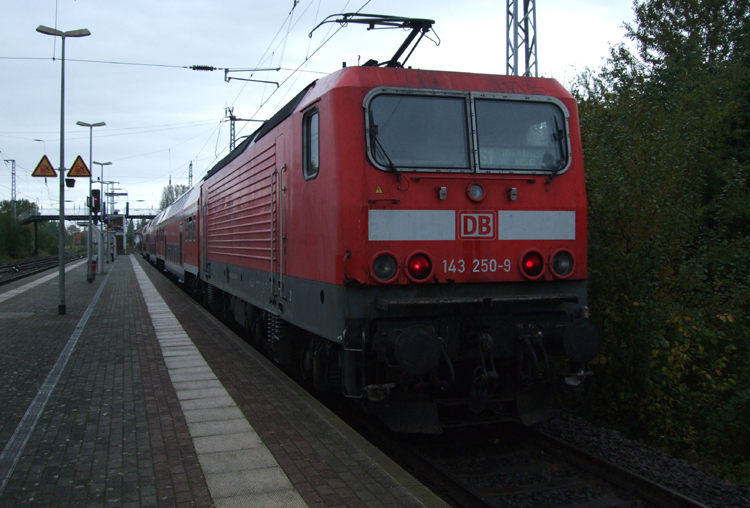 143 250-9 mit S1 von Warnemnde Richtung Rostock Hbf kurz nach der Ankunft im Bahnhof Rostock-Bramow.(15.10.10)