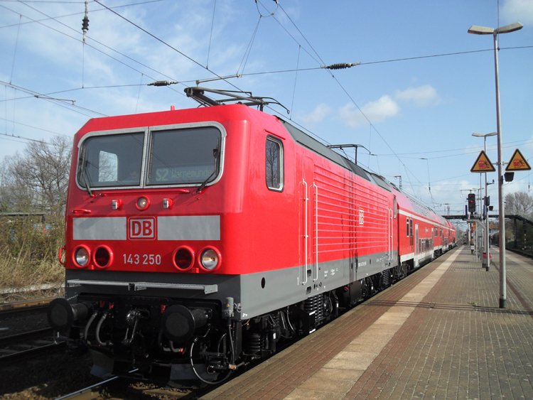 143 250-9 steht mit S2 von Gstrow nach Warnemnde im Bahnhof Rostock-Bramow und wartet auf ihre Ausfahrt.(12.04.2011)