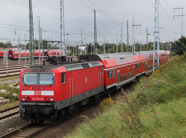143 564-3 mit S2 Warnemnde-Gstrow bei der Ausfahrt im Rostocker Hbf.15.09.2011