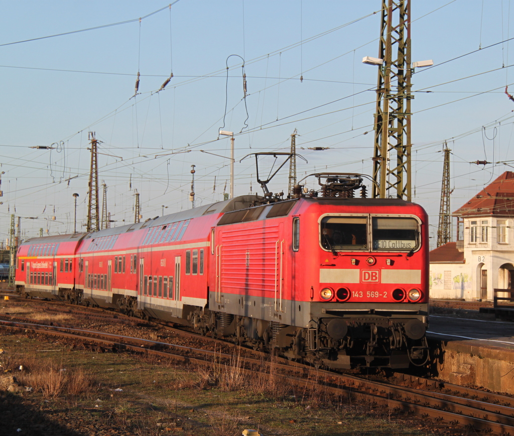 143 569-2 mit RE10 von Cottbus nach Leipzig Hbf bei der Einfahrt im Leipziger Hbf.12.04.2013