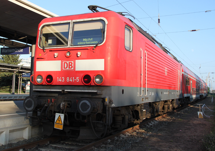 143 841-5 hlt ihre Nachtruhe im Bahnhof Warnemnde.(11.07.2011)
